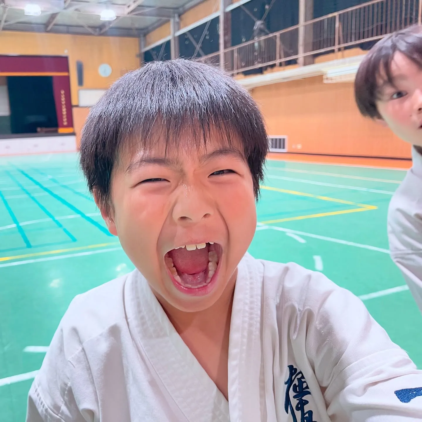 学校の青帯も抜け出そうともがいています。