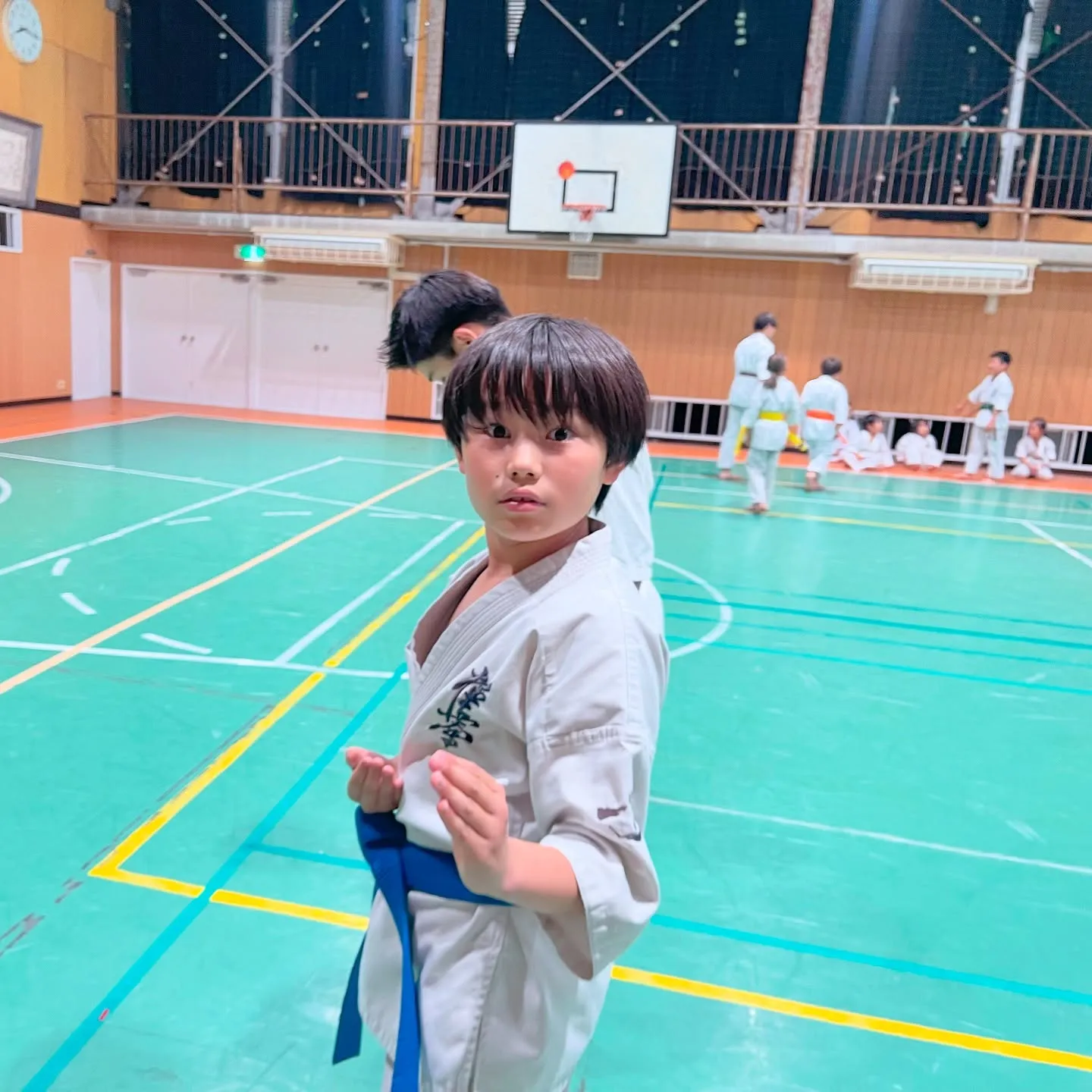 学校の青帯も抜け出そうともがいています。