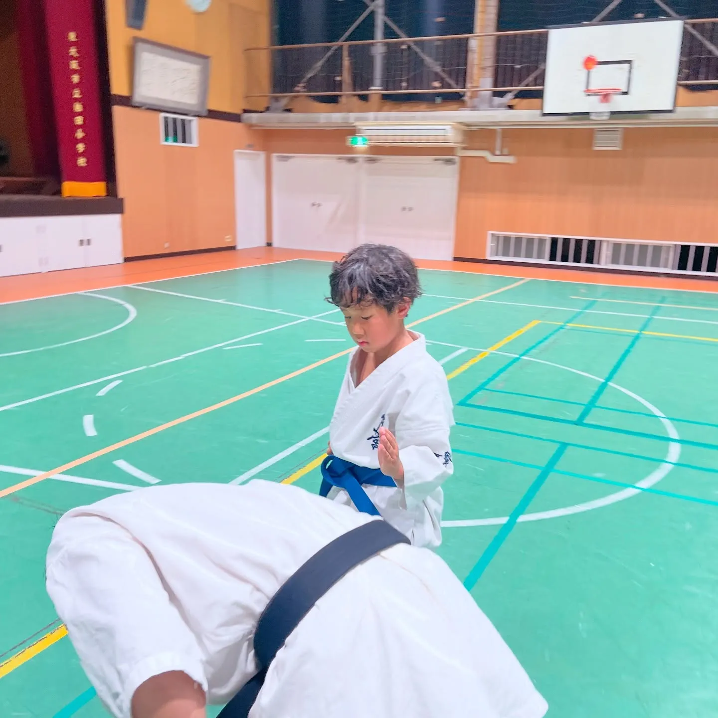 学校の青帯も抜け出そうともがいています。