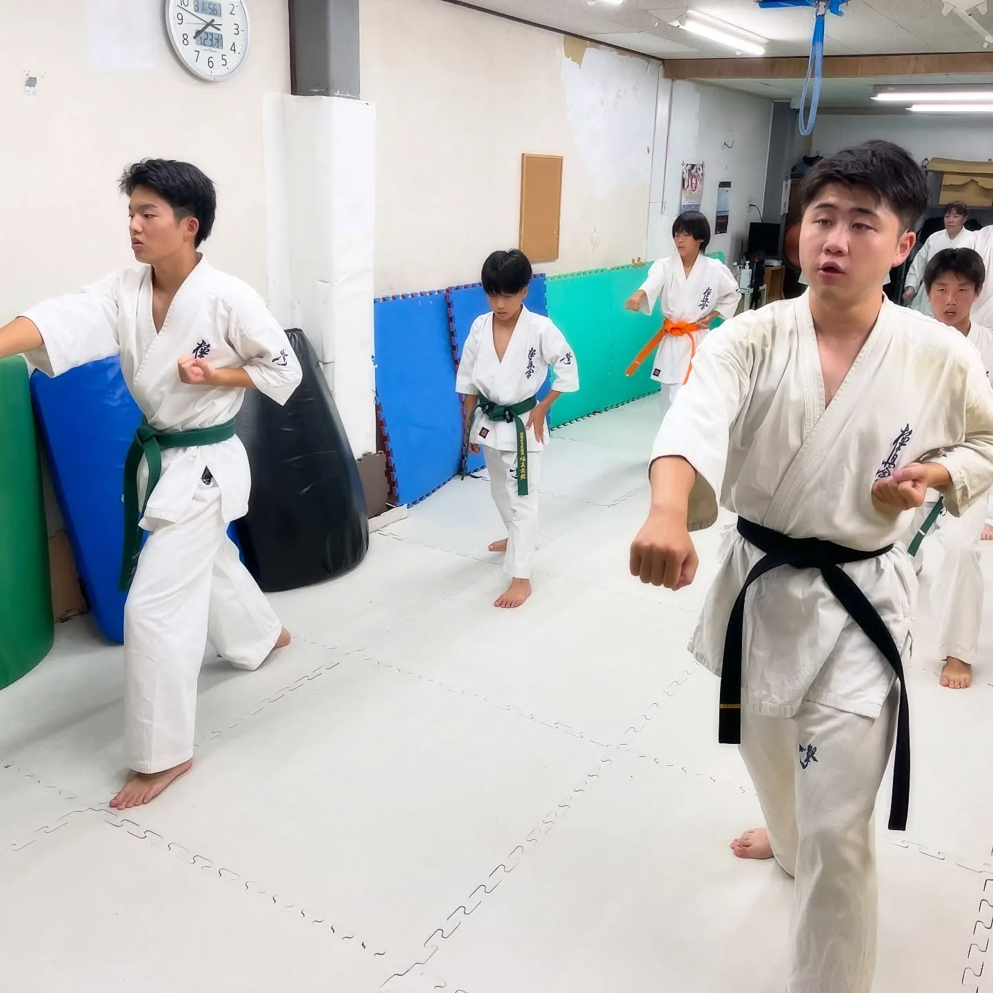 一般部!中学生~壮年までの方々が稽古に励んでます!