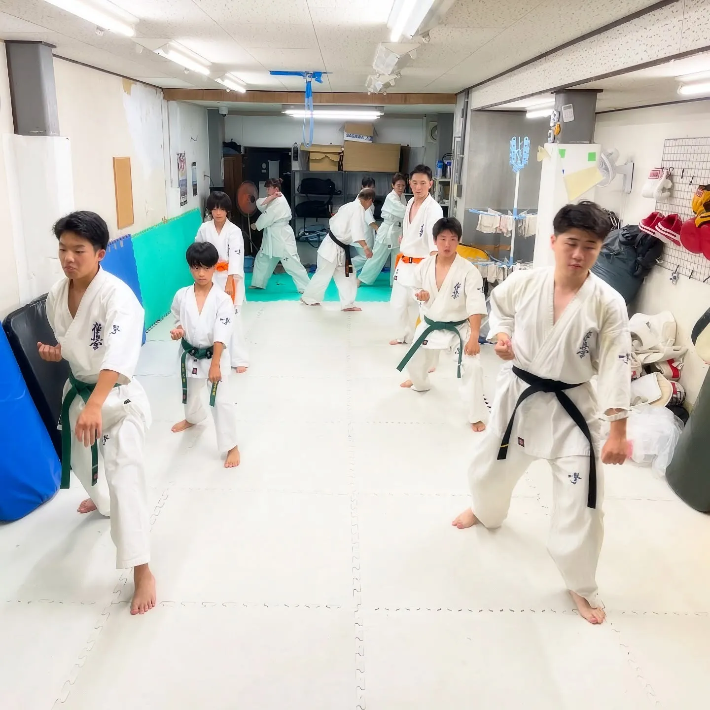 一般部!中学生~壮年までの方々が稽古に励んでます!