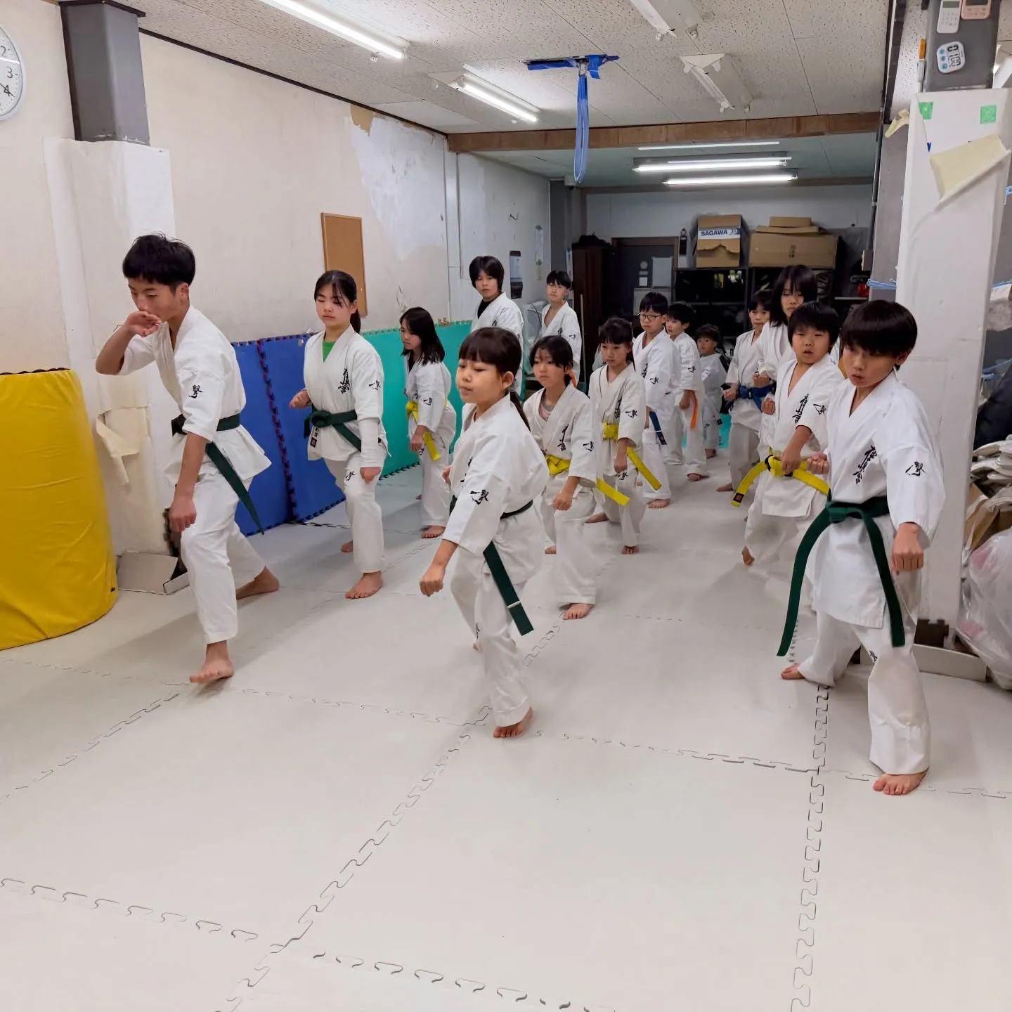 明日から学校の生徒もいれば明後日からもいます。