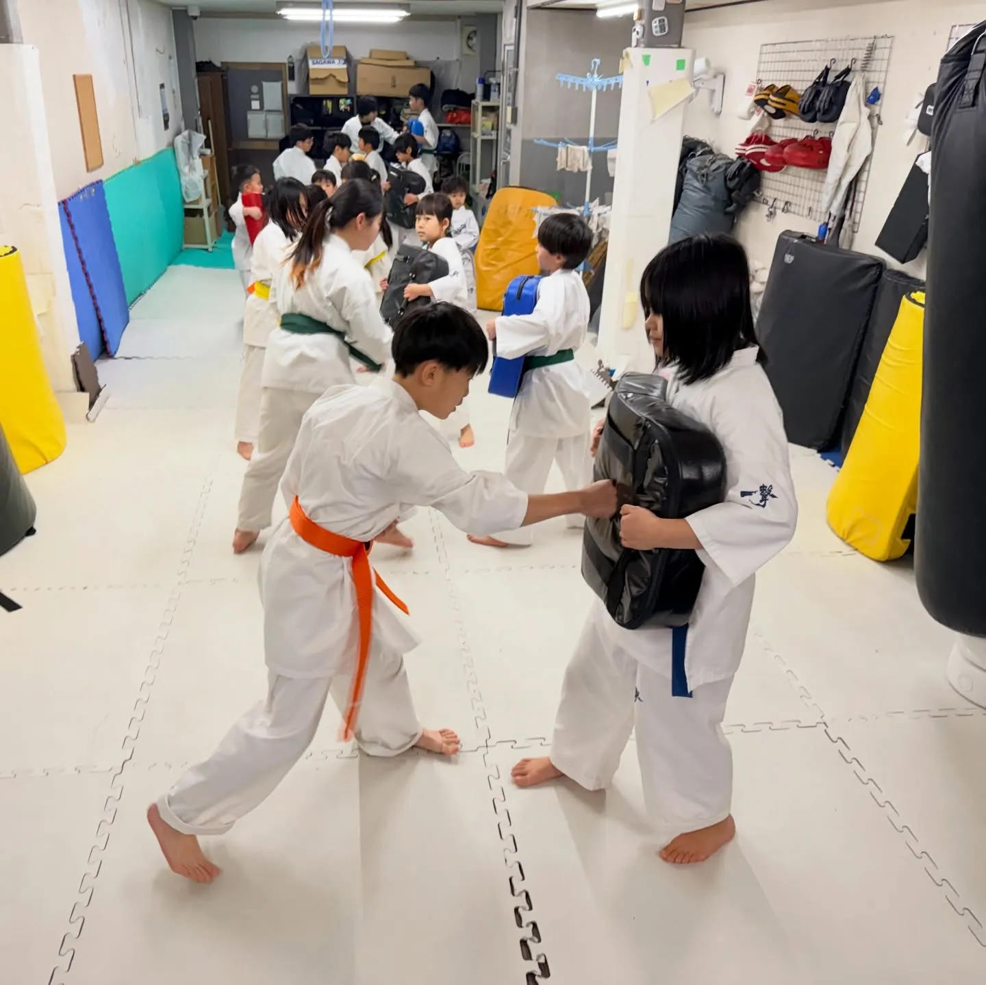 明日から学校の生徒もいれば明後日からもいます。