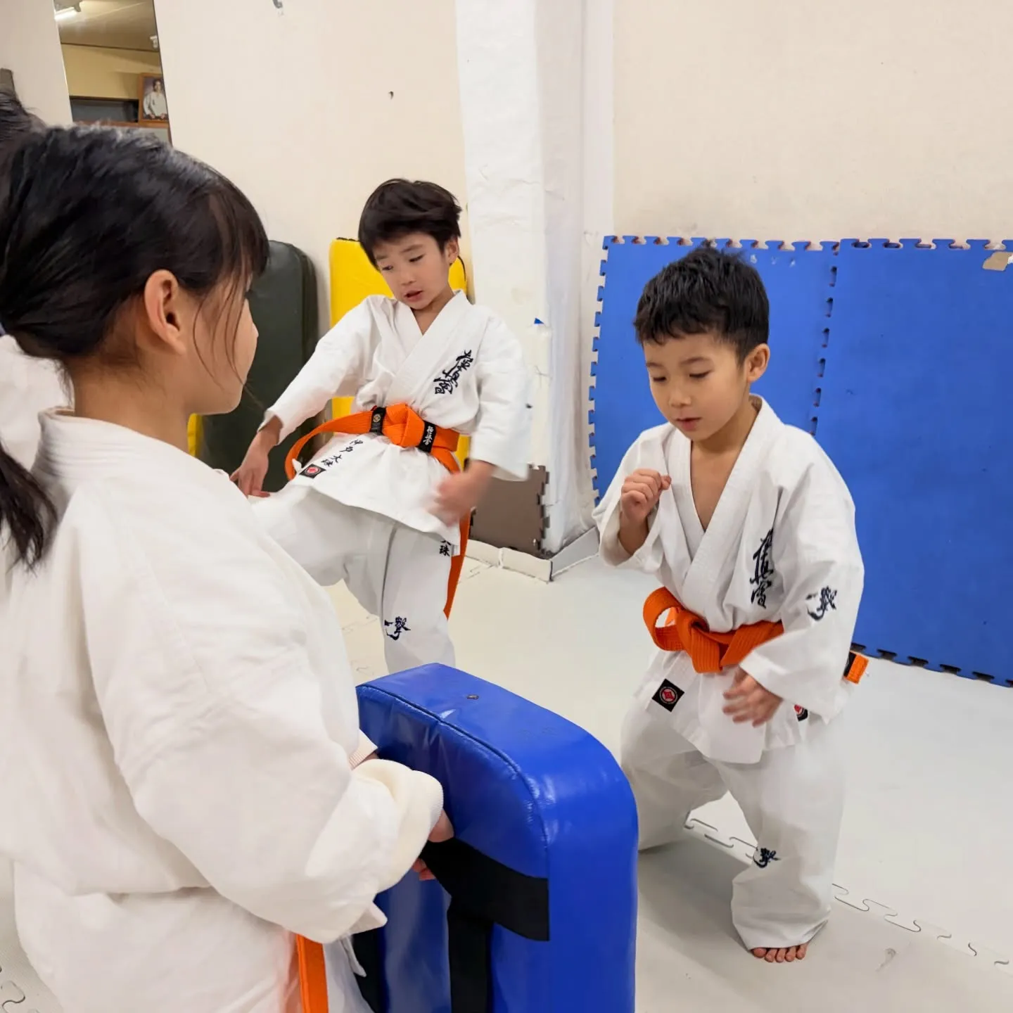 明日から学校の生徒もいれば明後日からもいます。