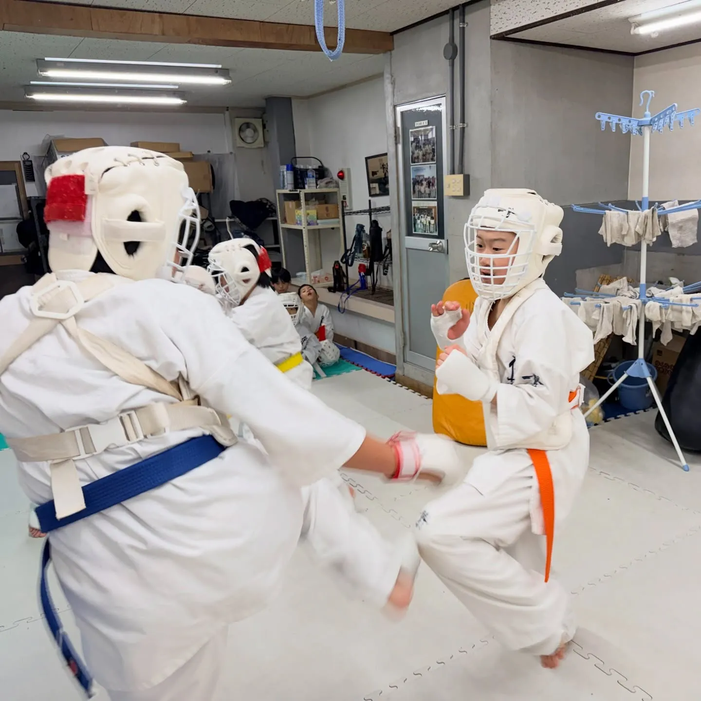 明日から学校の生徒もいれば明後日からもいます。