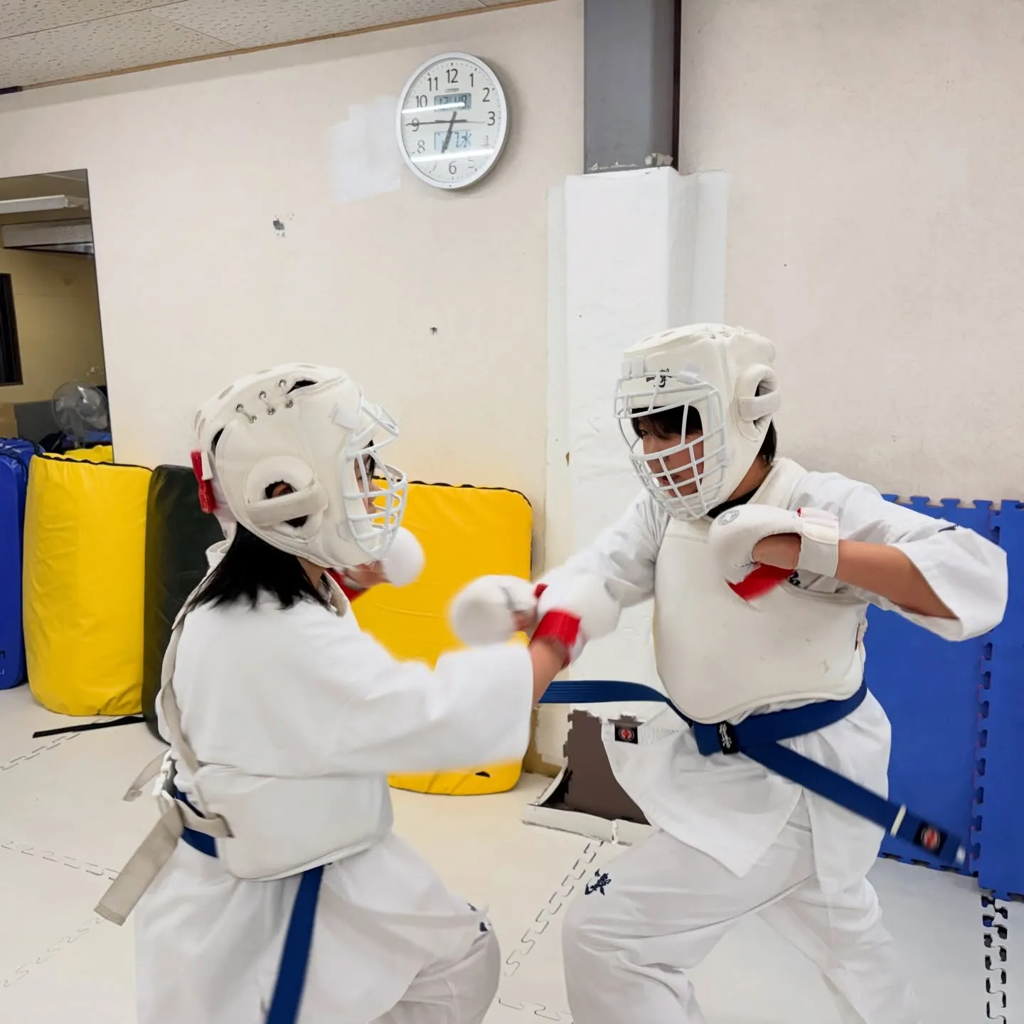 明日から学校の生徒もいれば明後日からもいます。