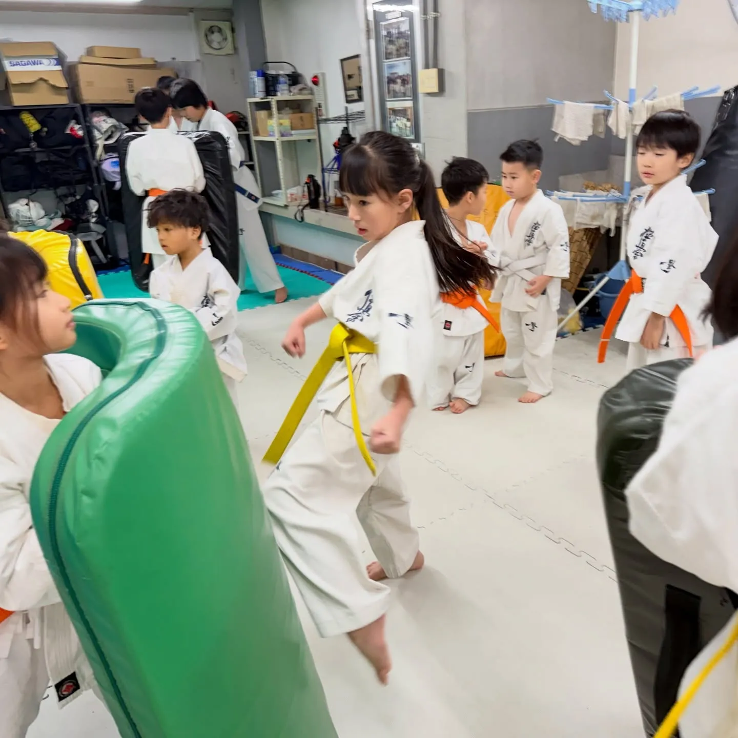 明日から学校の生徒もいれば明後日からもいます。