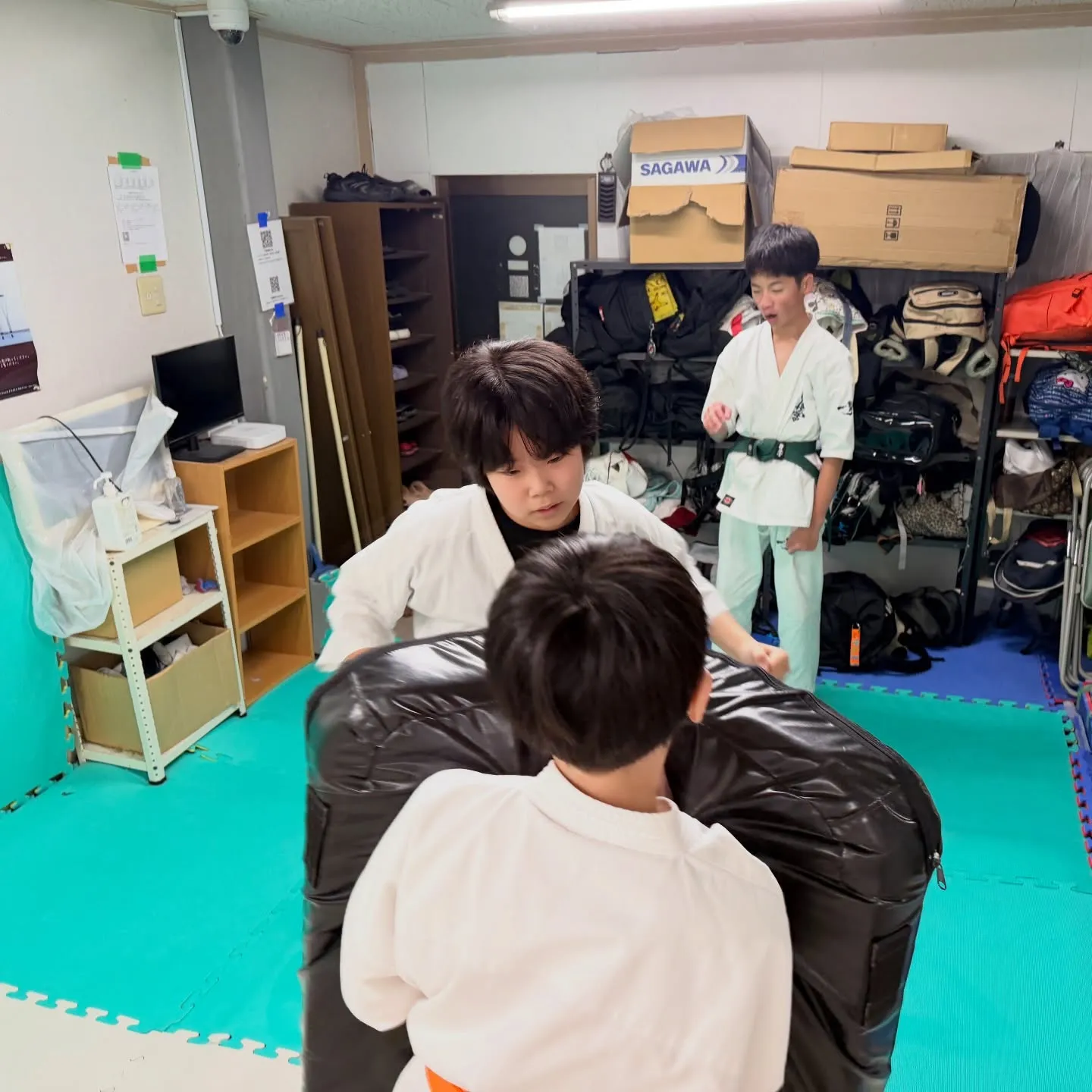 明日から学校の生徒もいれば明後日からもいます。