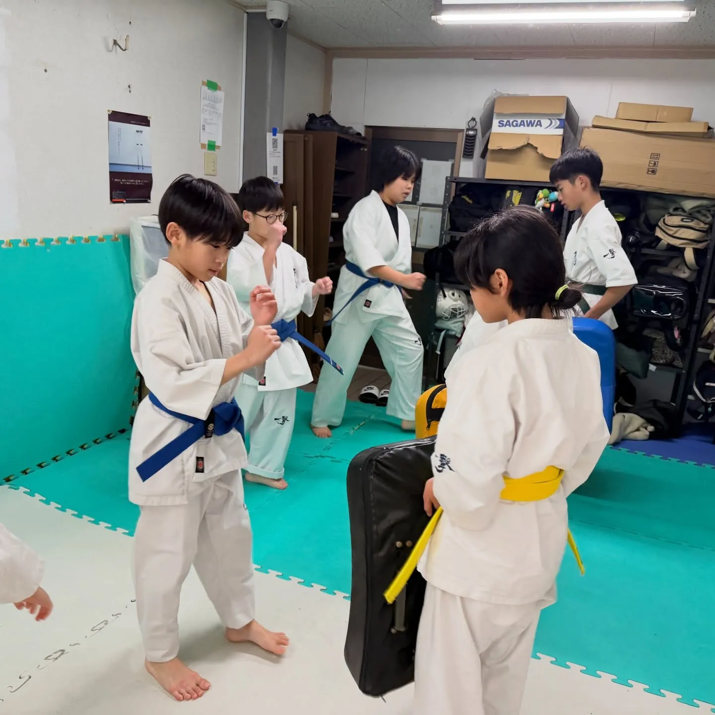 明日から学校の生徒もいれば明後日からもいます。