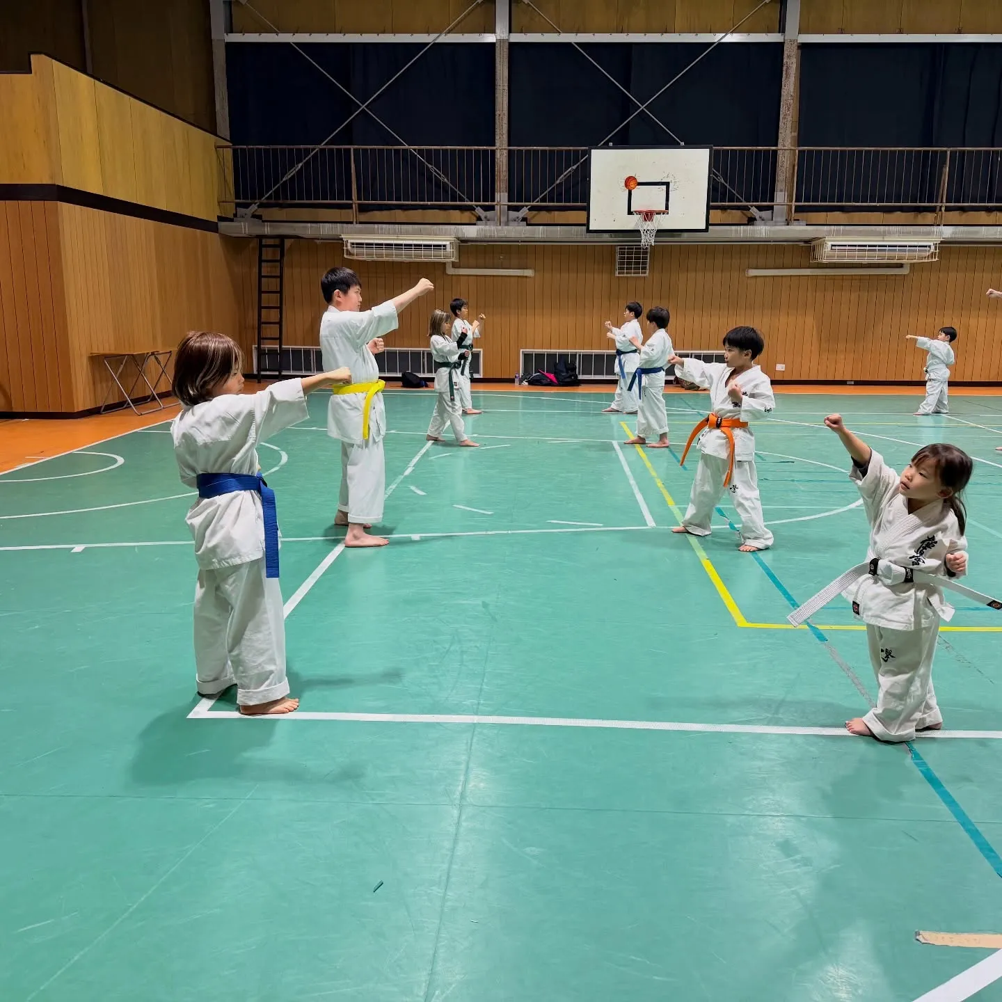 外は寒いですが、体育館は暖房効いてます！