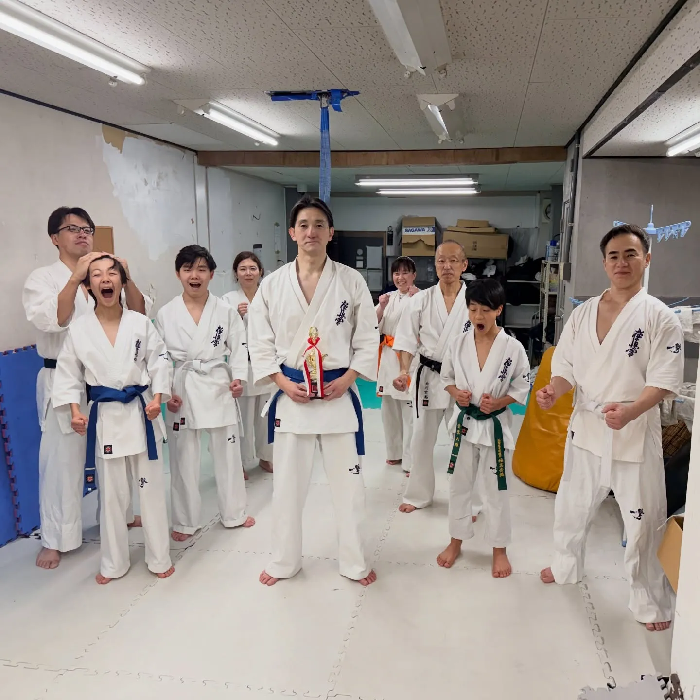 交流試合のトロフィーが届いたので、壮年部の方に渡しました！お...